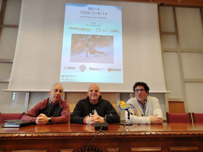 Fernando Mata (Astún), Sergio Cajal (concejal), y Enrique Pérez (técnico de deportes del ayuntamiento de Jaca) explicaban los detalles del encuentro