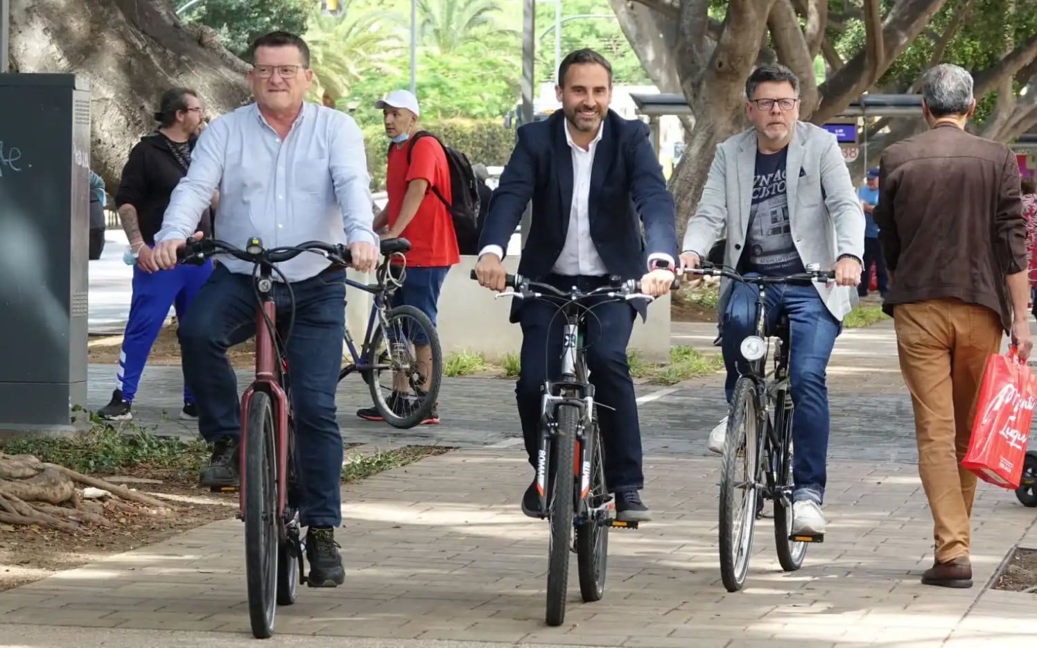 Daniel Pérez y Jorge Quero con representantes de la asociación Ruedas Redondas de Málaga