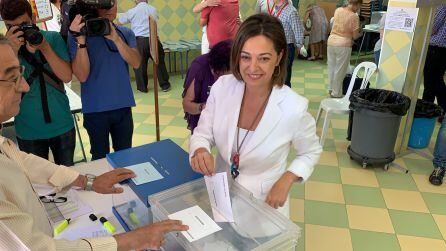 Isabel Ambrosio vota en el colegio Cruz de Juárez