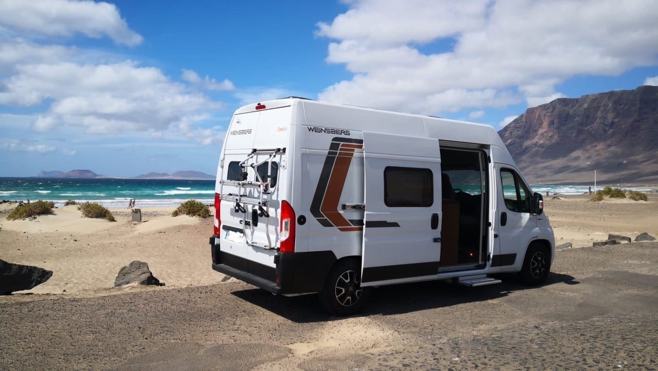 Una camper en la playa de Famara, en Lanzarote.