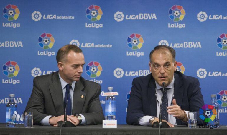 Javier Tebas y Crhistian Lapetra atendieron a los medios de comunicación tras la Asamblea de La LIga celebrada en la capital aragonesa