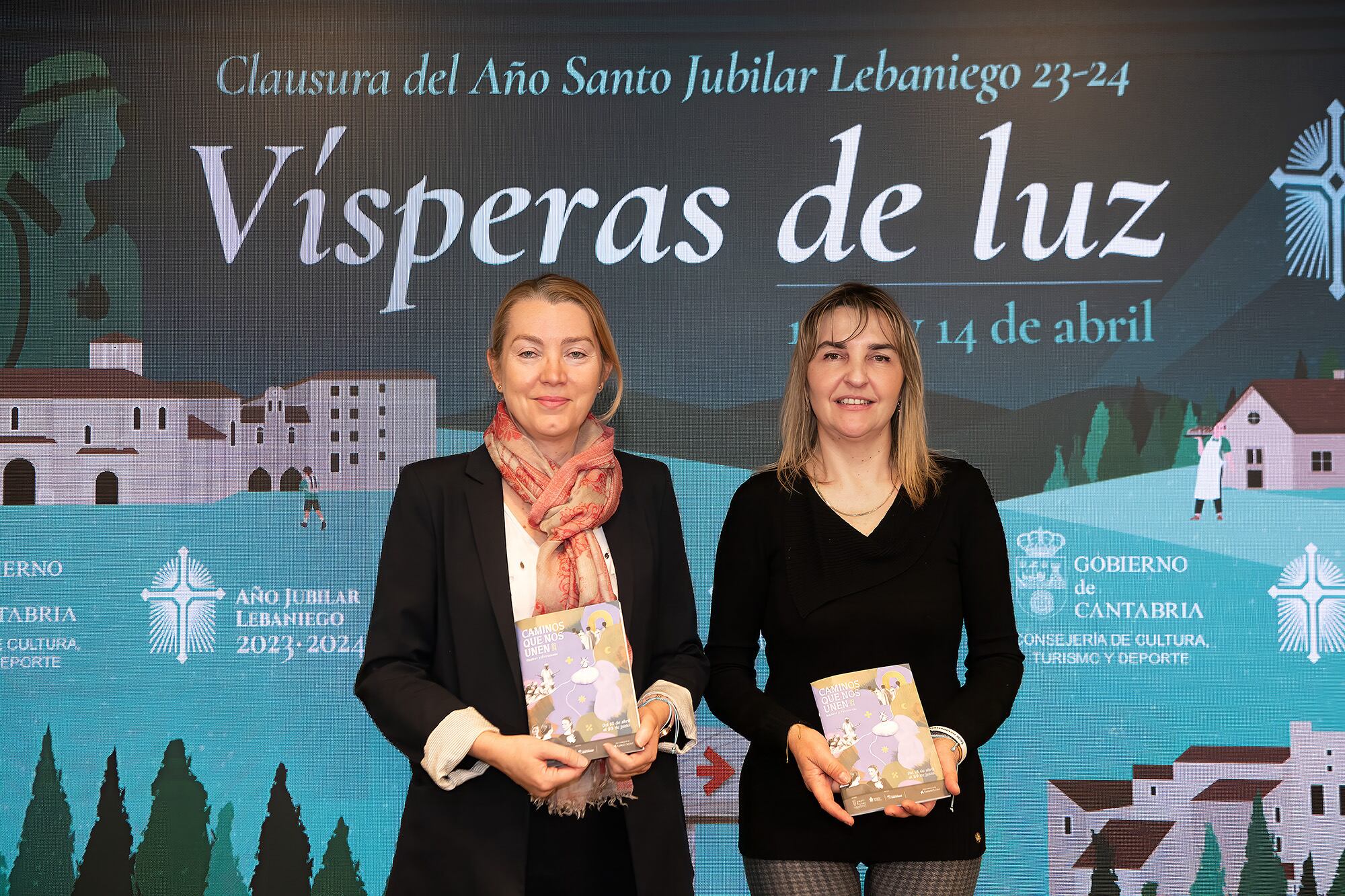 La consejera de Cultura, Turismo y Deporte, Eva Guillermina Fernández, junto a la directora de la Fundación Camino Lebaniego, Pilar Gómez Bahamonde.