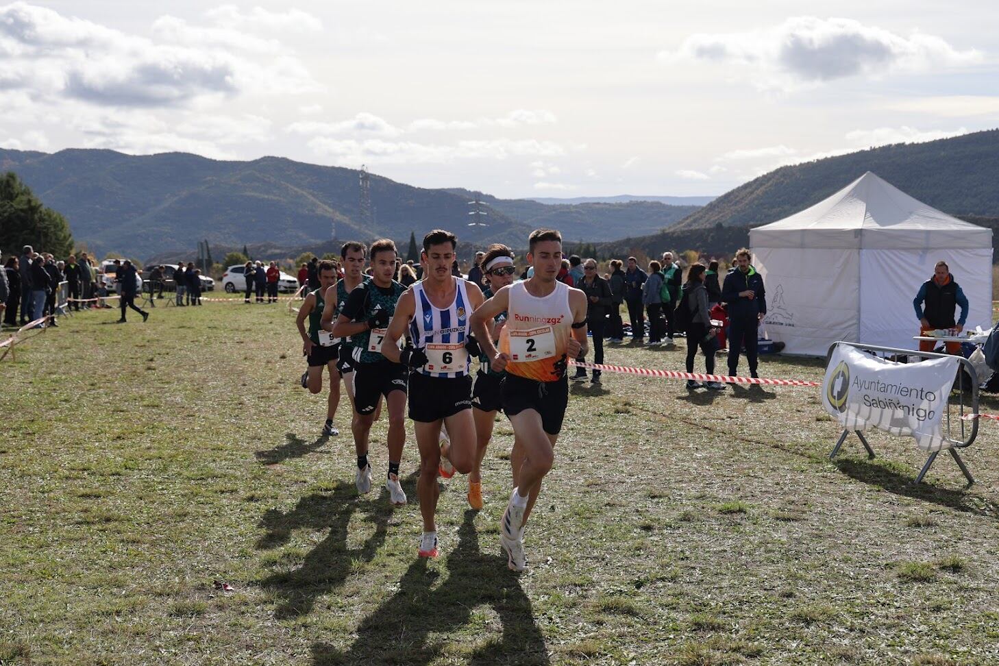 Jorge Torre, a la izquierda, fue el ganador masculino del Cross de la Montaña de Sabiñánigo