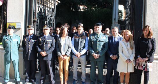 Concentración en la Subdelegación del Gobierno de Granada contra el terrorismo tras los atentados de París con la asistencia del primo del granadino fallecido