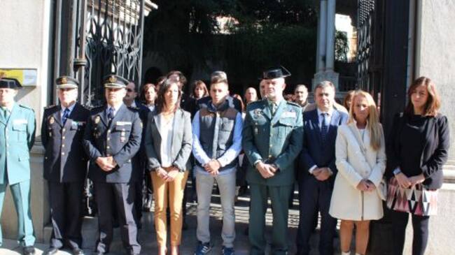 Concentración en la Subdelegación del Gobierno de Granada contra el terrorismo tras los atentados de París con la asistencia del primo del granadino fallecido