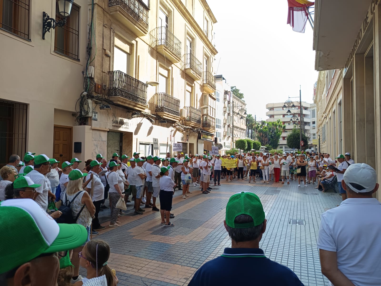 Vecinos del Camping Villas Caravaning protestan frente al edificio administrativo del Ayuntamiento