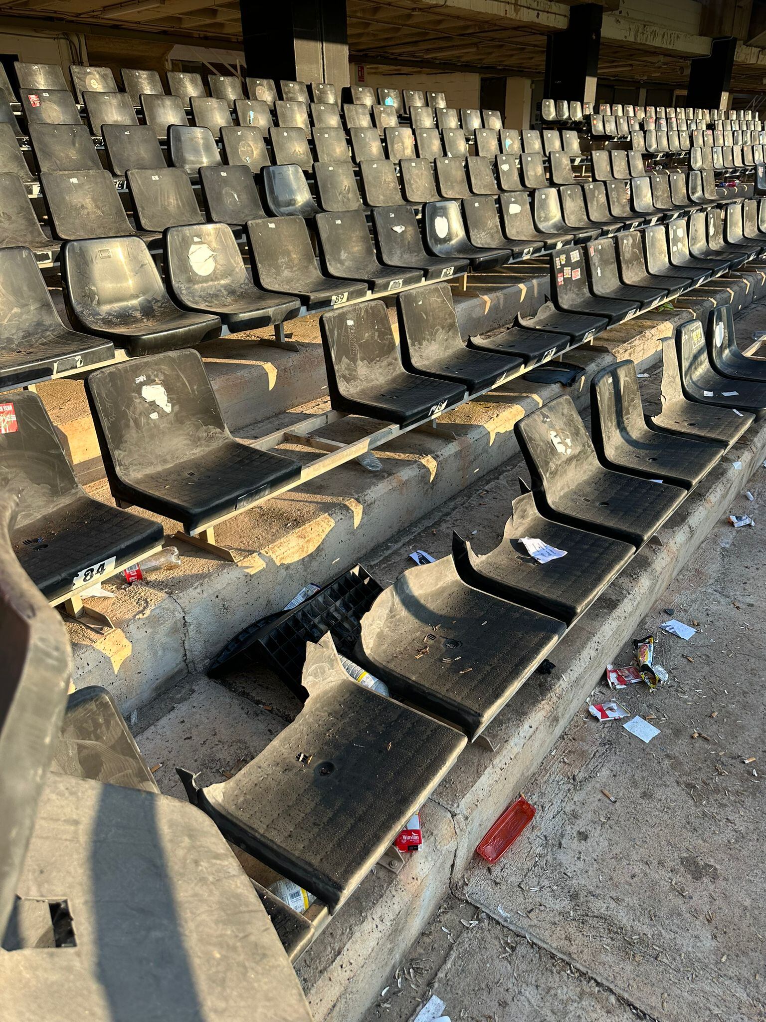 Sillas rotas en el fondo bajo