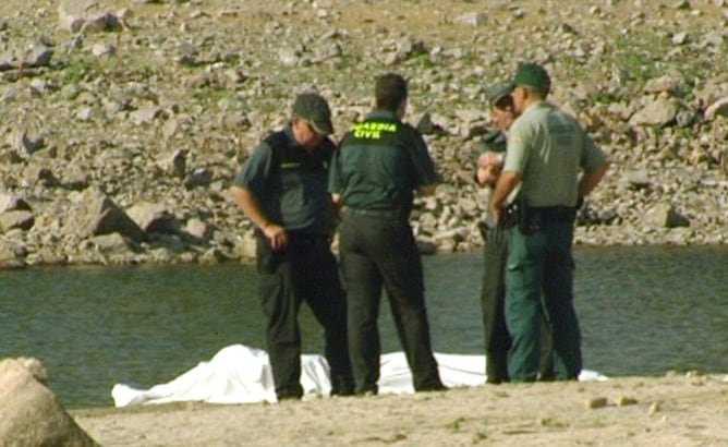 Miembros de la Guardia Civil custodiando los cuerpos de las dos jóvenes ecuatorianas, de 13 y 14 años, que han muerto hoy ahogadas en el embalse de Valmayor