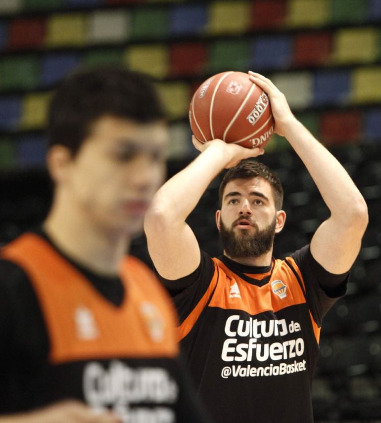 El pívot del Valencia Basket, el montenegrino Bojan Dubljevic, durante el entrenamiento de su equipo, hoy en La Coruña, donde mañana comienza la 80 edición de la Copa del Rey. 