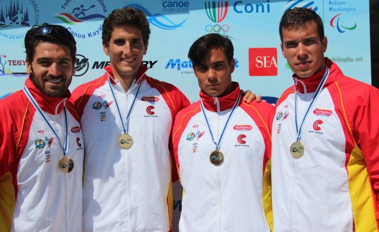 Javier Hernanz (primero por la izquierda) ha sido reconocido como bronce en el K1 500.