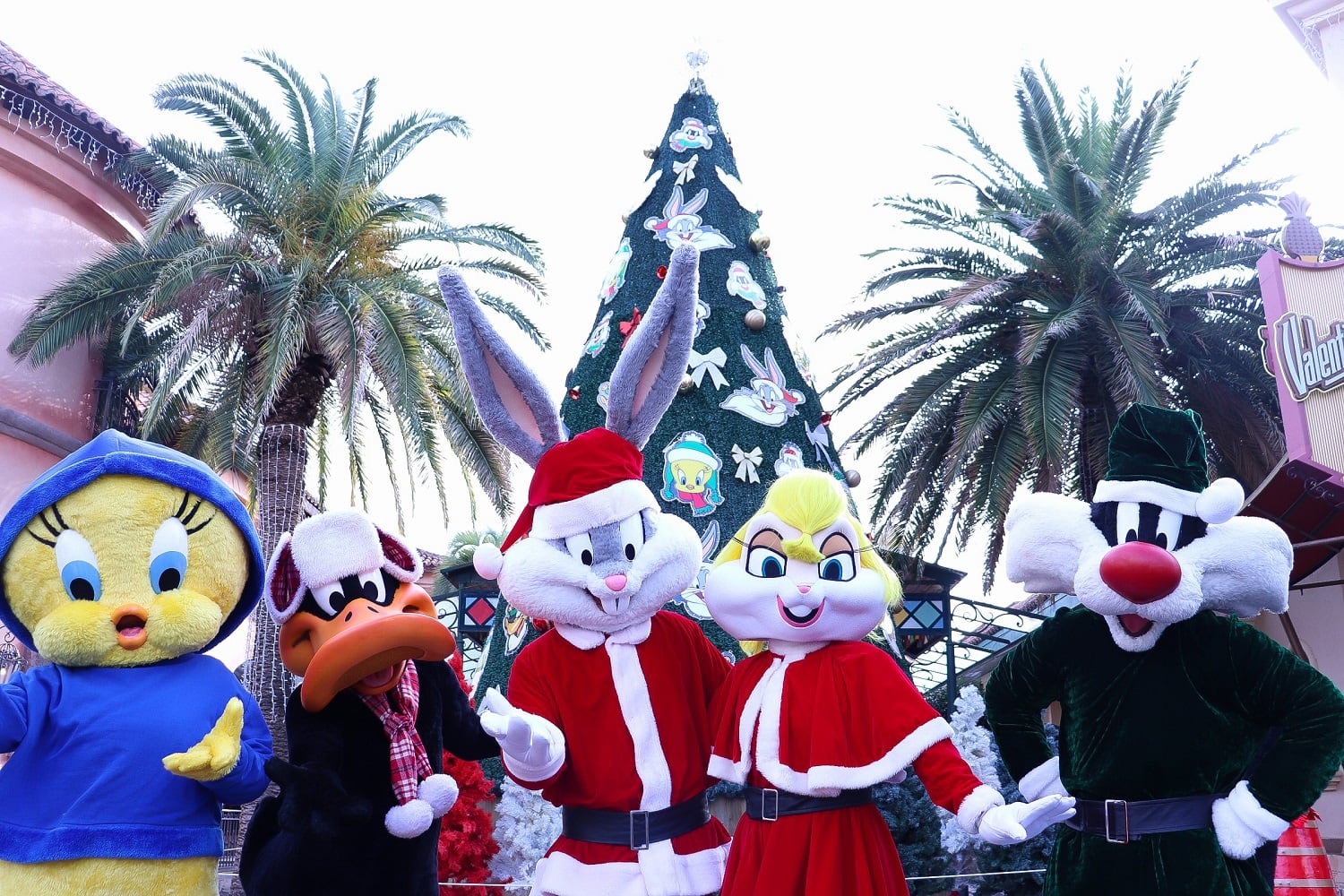 Todo preparado para la Navidad en el Parque Warner de Madrid