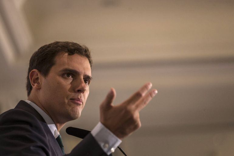 El presidente de Ciudadanos, Albert Rivera, durante su participación en un desayuno informativo celebrado hoy en un céntrico hotel de la capital. 