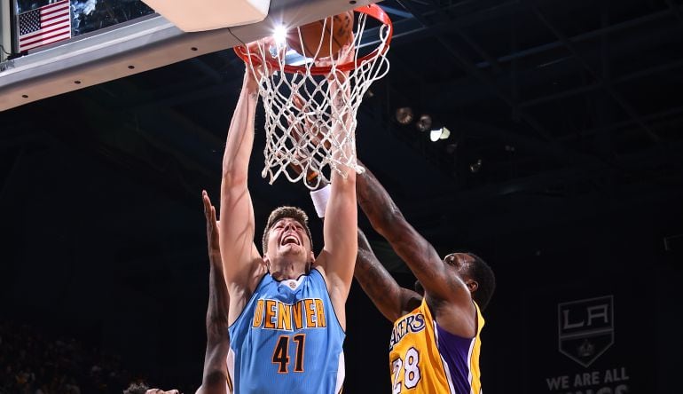 Juancho Hernangómez realizando un mate en un encuentro ante Los Ángeles Lakers