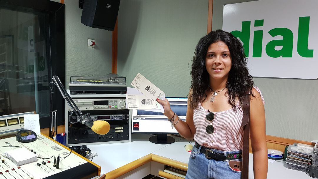 Sandra Ramírez posa con su premio en nuestros estudios