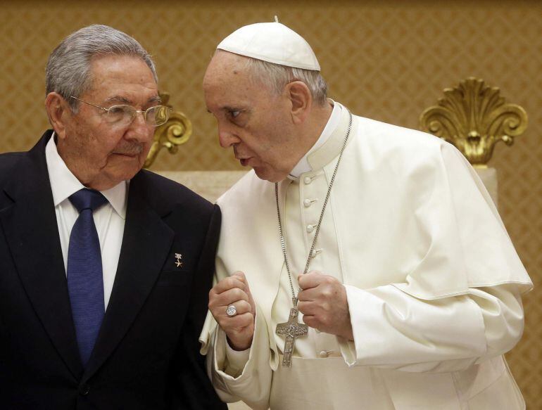 El papa Francisco conversa con el presidente de Cuba Raúl Castro durante un audiencia privada celebrada el 10 de mayo de 2015, en la Ciudad del Vaticano