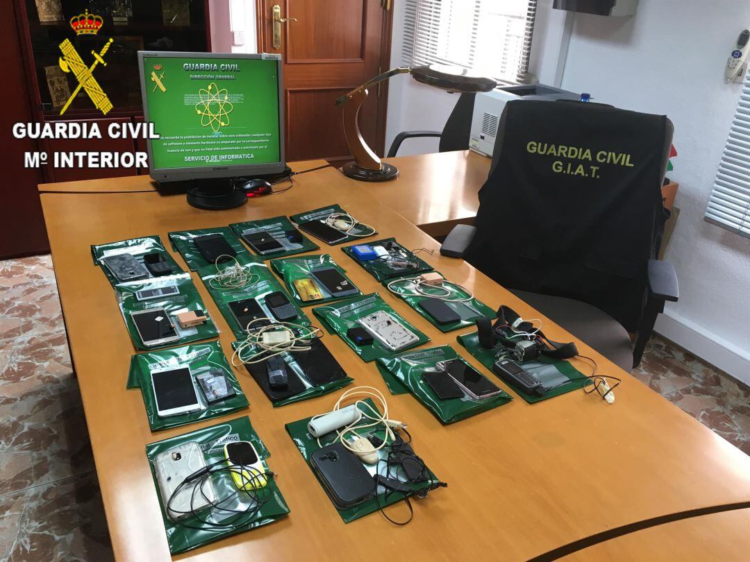 Imagenes de los dispositivos incautados por la Guardia Civil durante la realización de los exámenes teóricos del carné de conducir