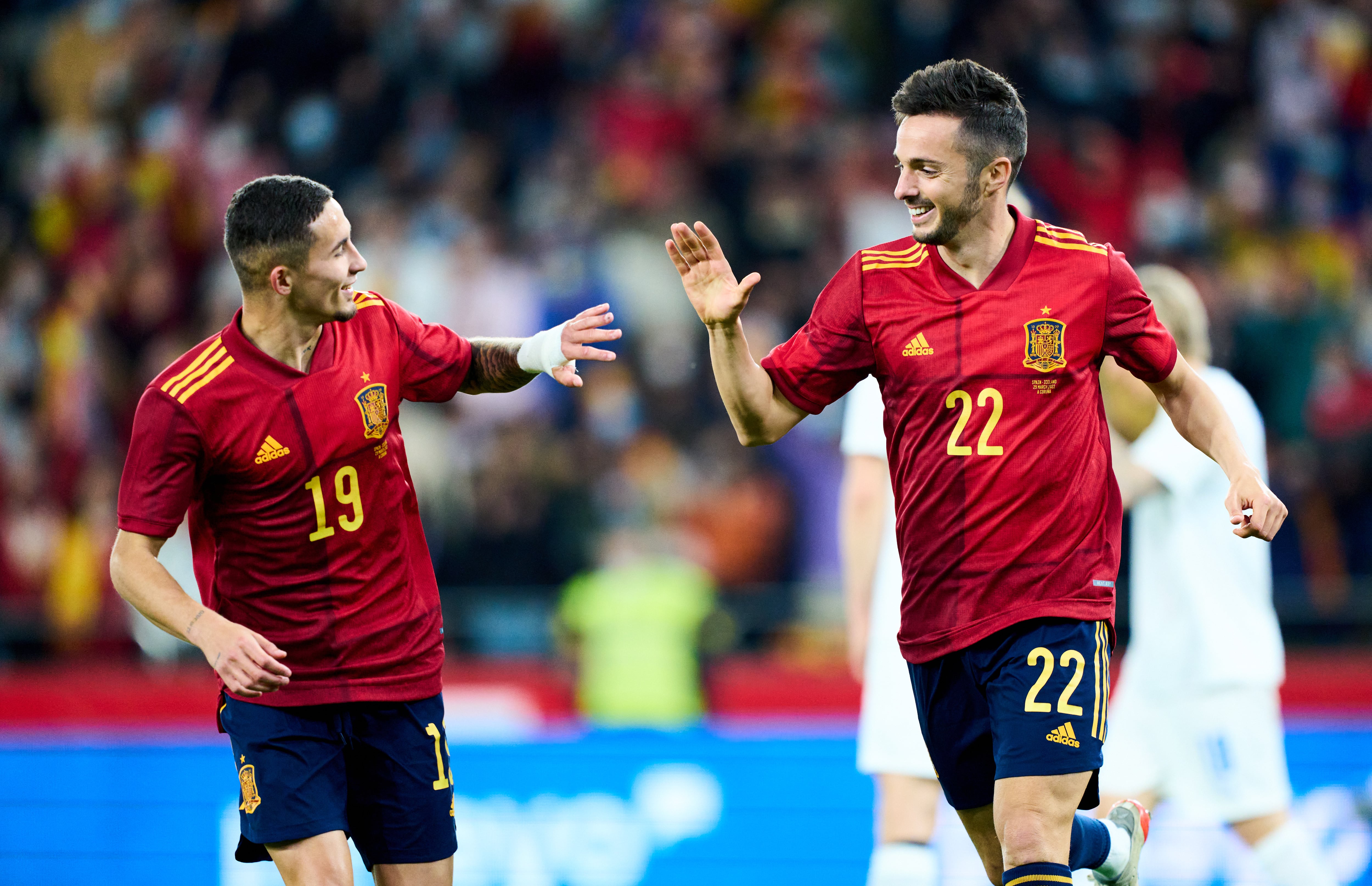 Sarabia y Yeremi Pino celebran uno de los goles del partido