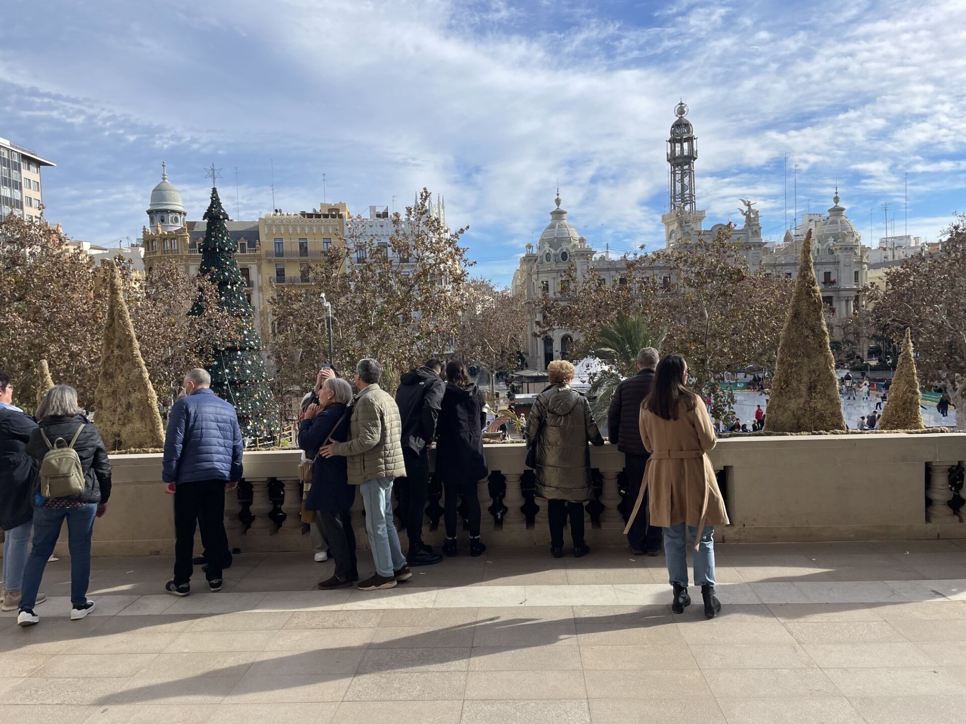 Visitantes acceden al Balcón del Ayuntamiento de València durante las fiestas de Navidad