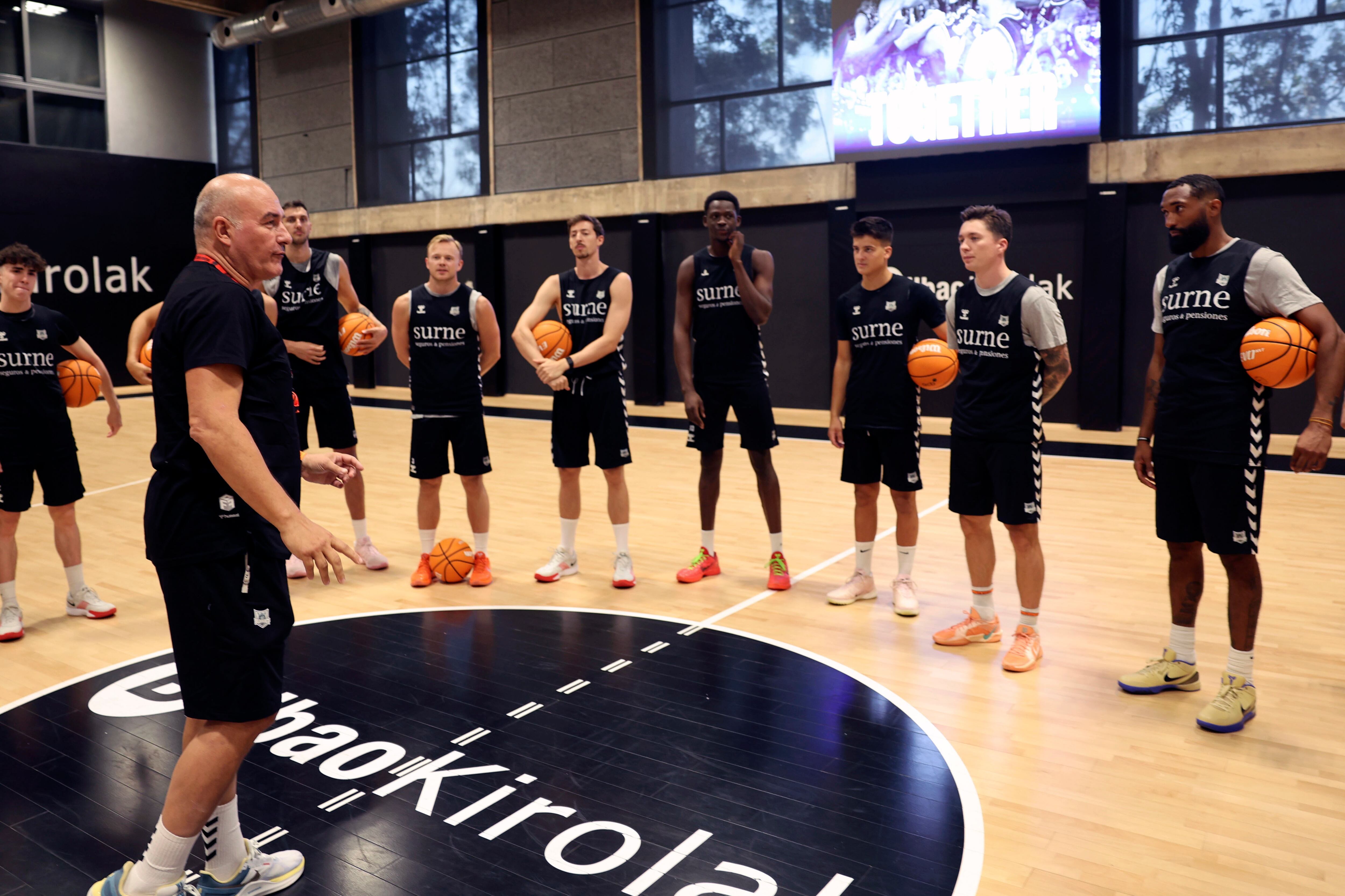 El entrenador del Surne Bilbao Basket junto al equipo en el primer entrenamiento de la pretemporada 2025-2026