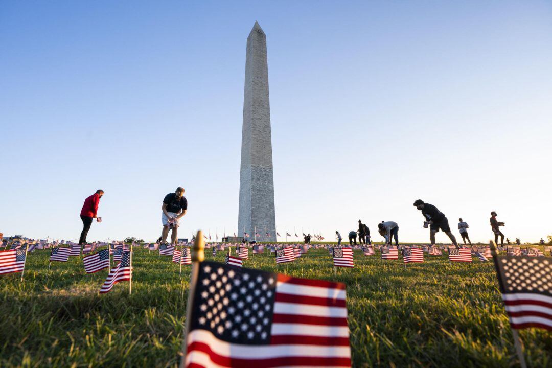 Memorial en Washington por las 200.000 muertes por COVID-19 en EEUU