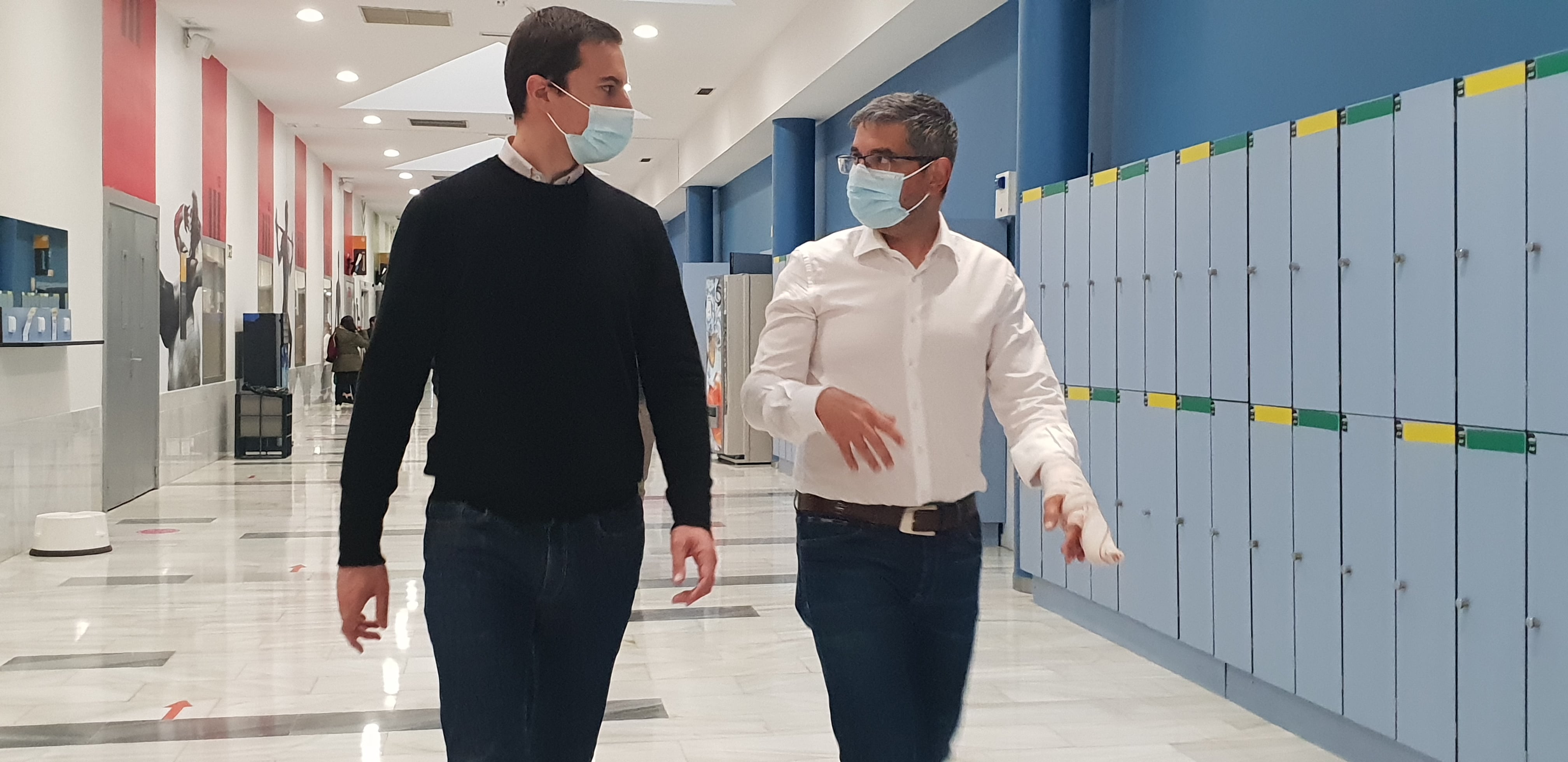 Juan Lobato junto al vicealcalde de Alcobendas, Rafael Sánchez Acera, durante su visita al Centro Deportivo Valdelasfuentes