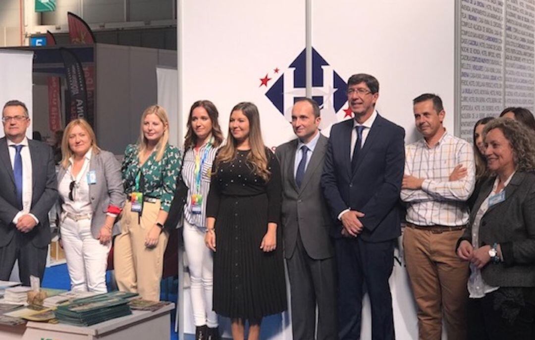 El presidente de la Asociación de Alojamientos de Jaén, José Ayala (sexto por la izquierda), junto al vicepresidente de la Junta y consejero de Turismo, Juan Marín, durante la pasada edición de Tierra Adentro.