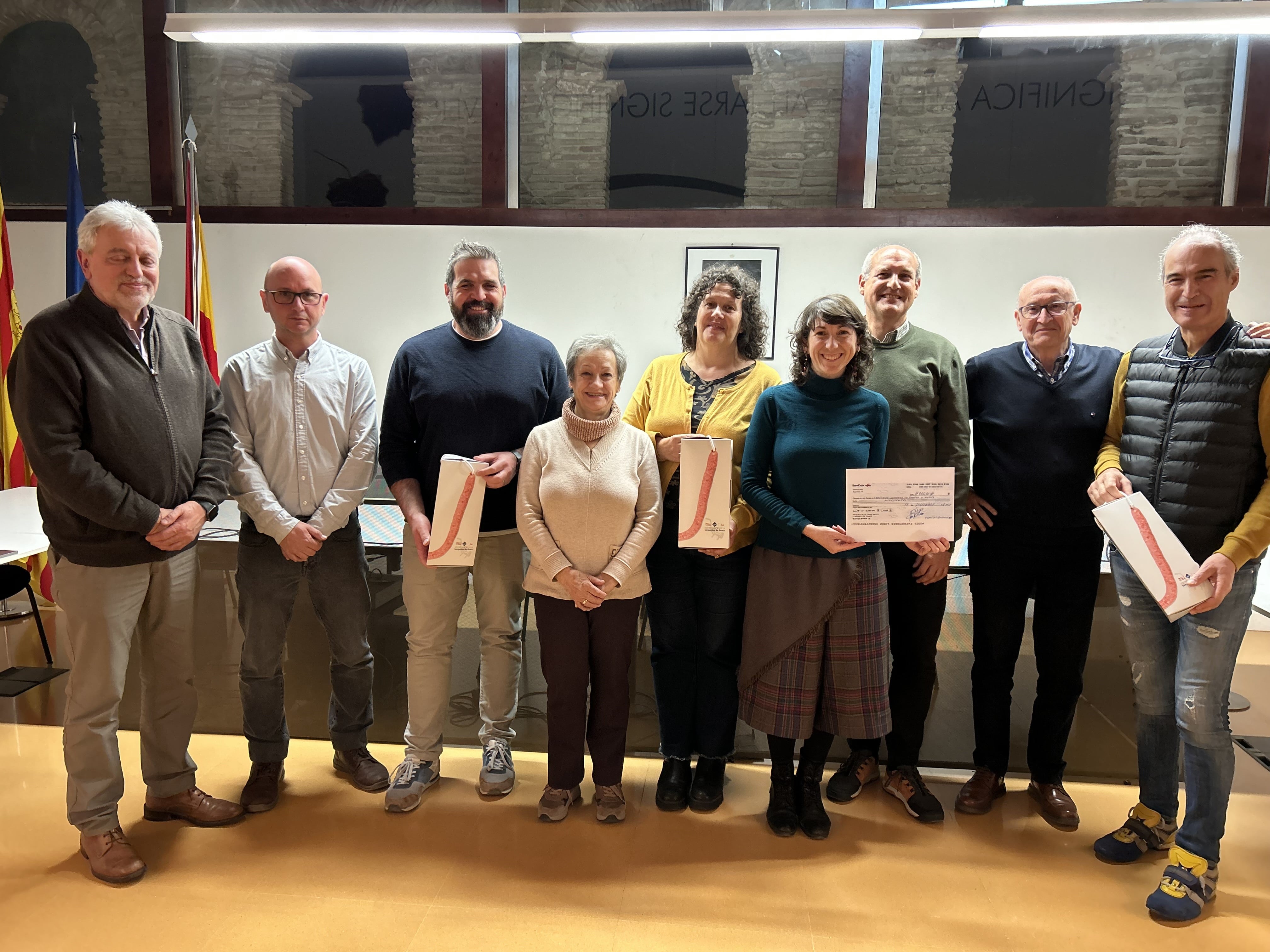 Foto de familia de los asistentes a la entrega del cheque solidario