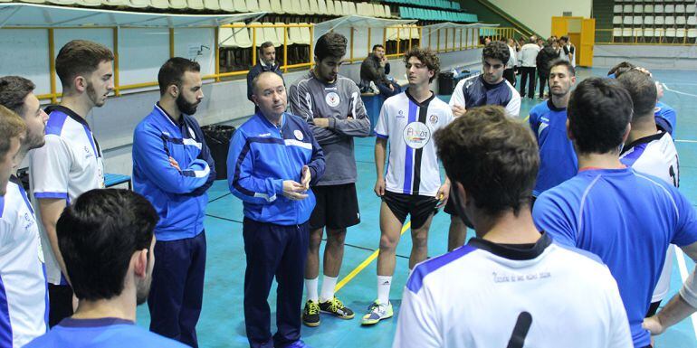 Juan Carlos Gálvez durante una charla con sus jugadores
