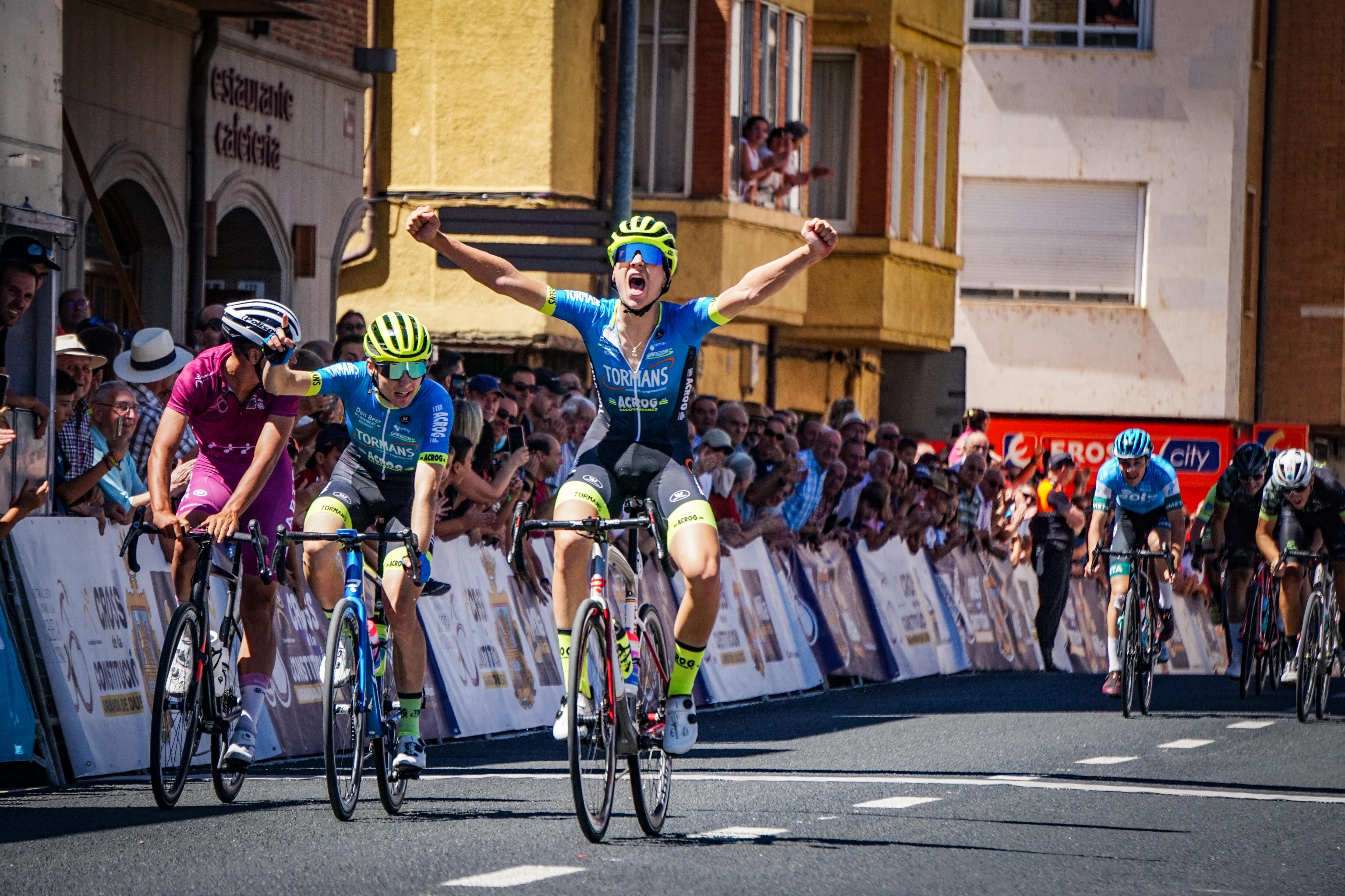 Van Bylen levanta los brazos en la línea de meta de San Esteban de Gormaz