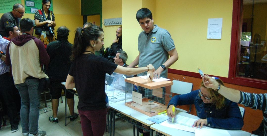 Una joven deposita un voto en un colegio electoral de Madrid en las últimas elecciones municipales del 24 de mayo de 2015.