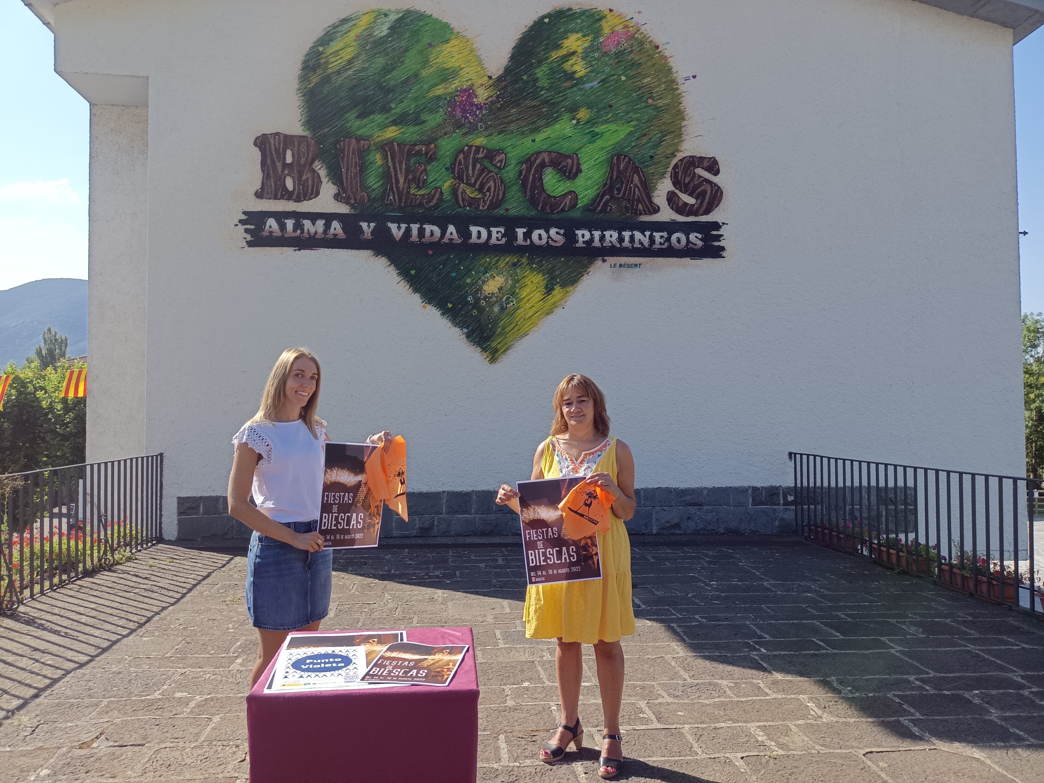 La alcaldesa, Nuria Pargada, y la concejal de Fiestas, Andrea Gavín, presentaban el programa de Fiestas este viernes