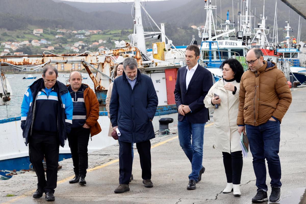 El conselleiro ha visitado el puerto junto a la alcaldesa de Cariño (foto: Xunta de Galicia)