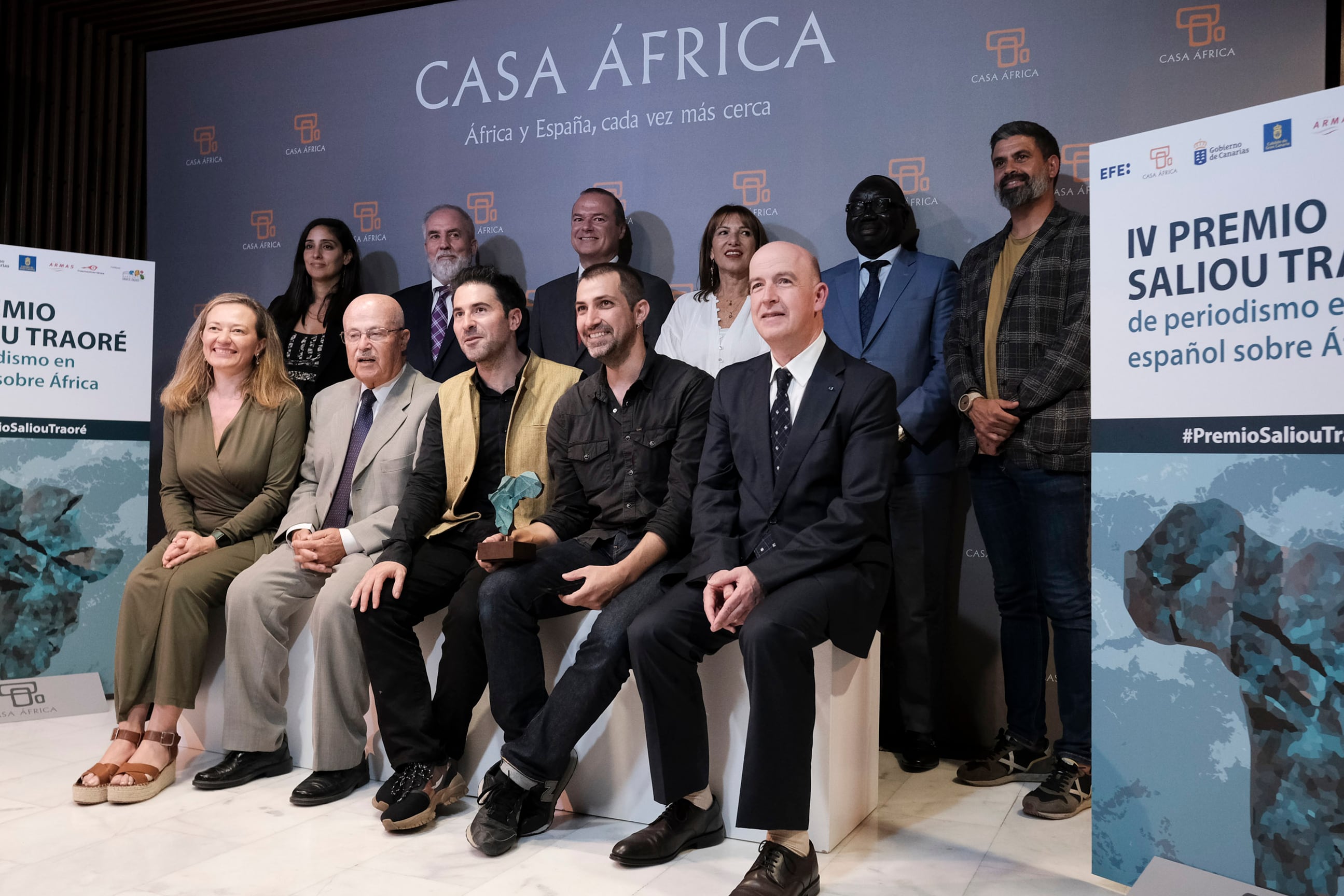 El director de la revista 5W Agus Morales (3i) y el fotógrafo Pau Coll (4i), tras recibir el premio Saliou Traoré, que cada año conceden la Casa África y la Agencia EFE al mejor trabajo periodístico sobre el continente en español, por el reportaje &quot;Una chabola al final del camino&quot;, hoy jueves en la capital grancanaria.