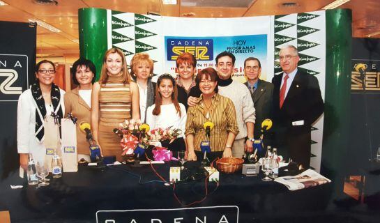 Vicente Muñoz, a la izquierda, acompañado de parte del equipo de Radio Valencia y las Falleras Mayores de ese año tras la realización de un programa especial SER Falleros fuera de sus estudios