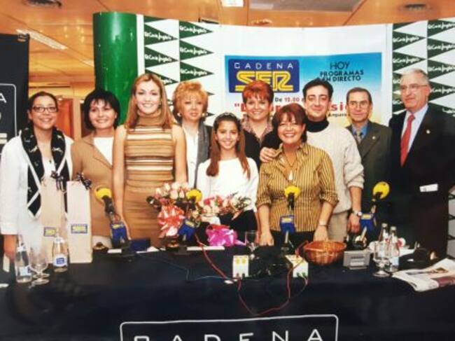 Vicente Muñoz, a la izquierda, acompañado de parte del equipo de Radio Valencia y las Falleras Mayores de ese año tras la realización de un programa especial SER Falleros fuera de sus estudios