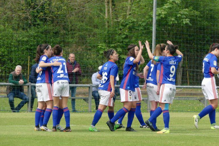 Las jugadoras de Pedro Arboleya celebrán uno de los tantos en El Requexón