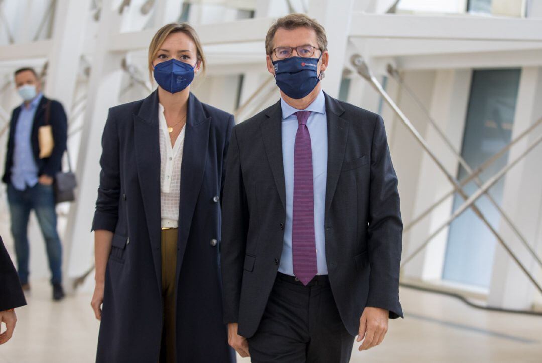 El presidente de la Xunta, Alberto Núñez Feijóo, junto a la conselleira de Política Social, Fabiola García, en un acto en la Cidade da Cultura