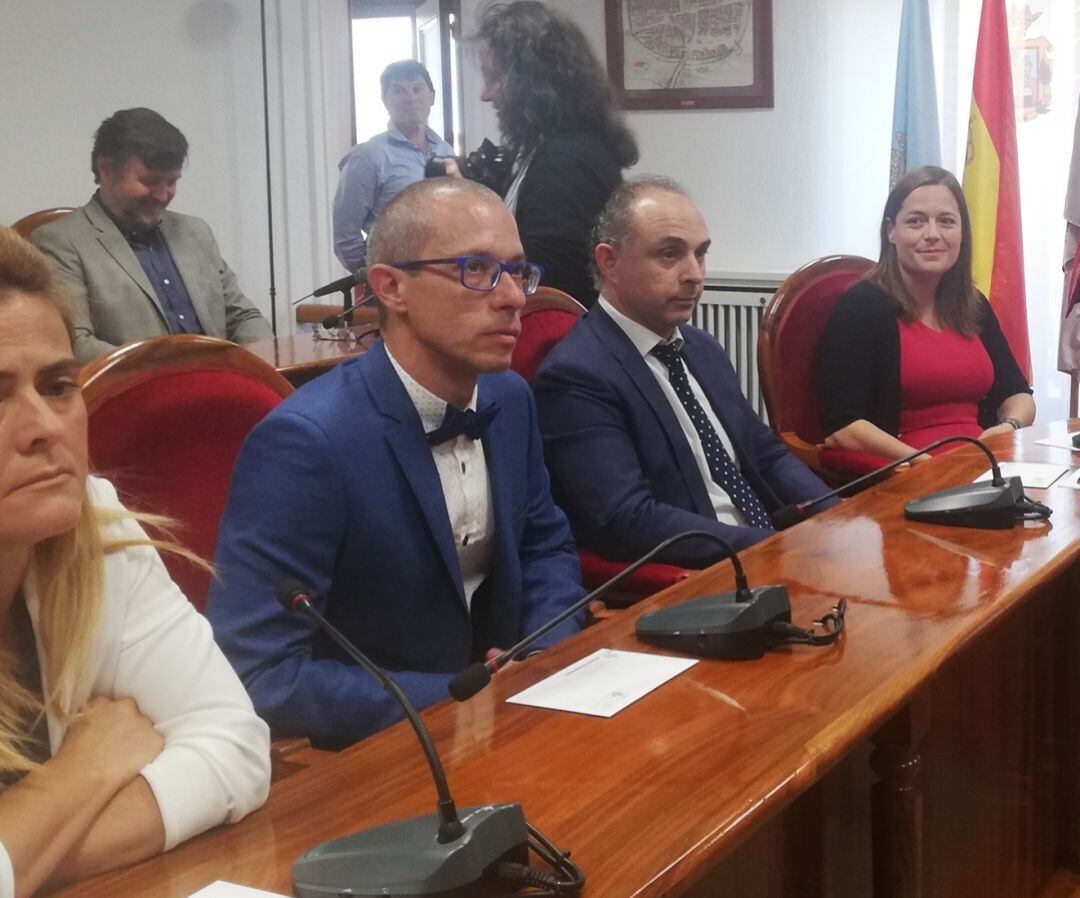 Carlos Fernández (i) y Emilio Berzosa a su izquierda durante la reciente investidura del Ayuntamiento de Aranda de Duero.