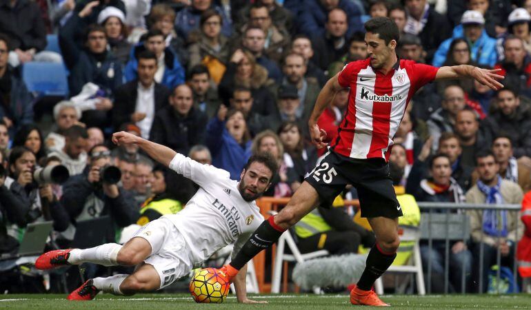 El lateral del Real Madrid Dani Carvajal,iz, y Sabin Merino,d, del Atthletic de Bilbao, durante el partido de la vigésima cuarta jornada de liga en Primera División  