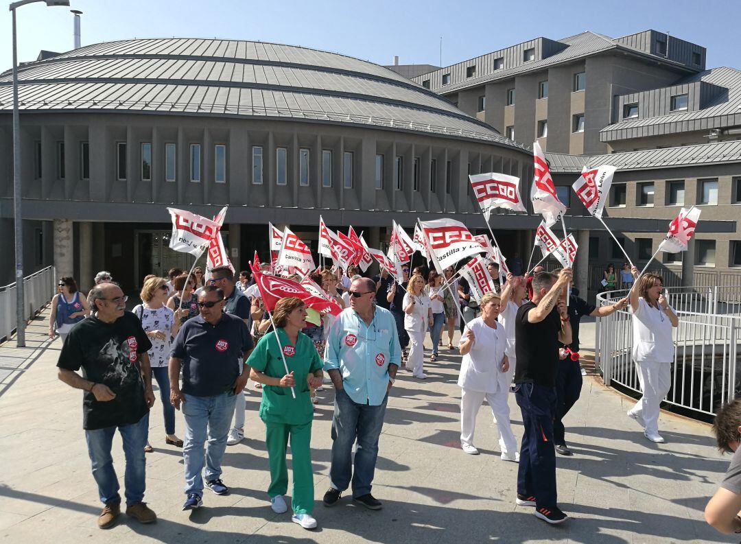 Cerca de medio centenar de trabajadores y delegados sindicales se han manifestado a las puertas del Hospital General