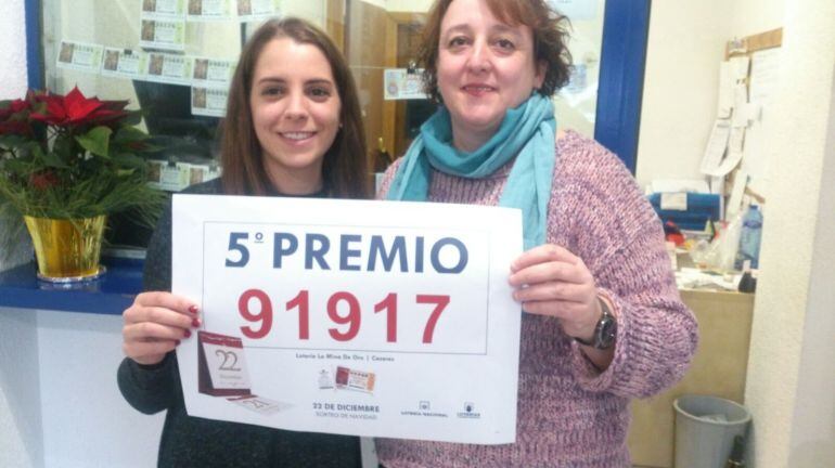 Inés Pedrera y Alba Pazos celebrando el quinto premio vendido en &quot;La Mina de Oro&quot;