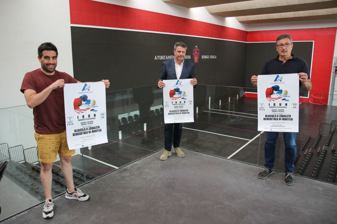 El alcalde de Irun, José Antonio Santano, el delegado de Deportes, Borja Olazabal, y el delegado de Aspe, Inaxio Errandonea, en la presentación  del tradicional festival de pelota