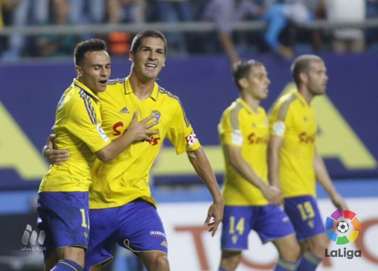 Garrido abraza a Alvaro