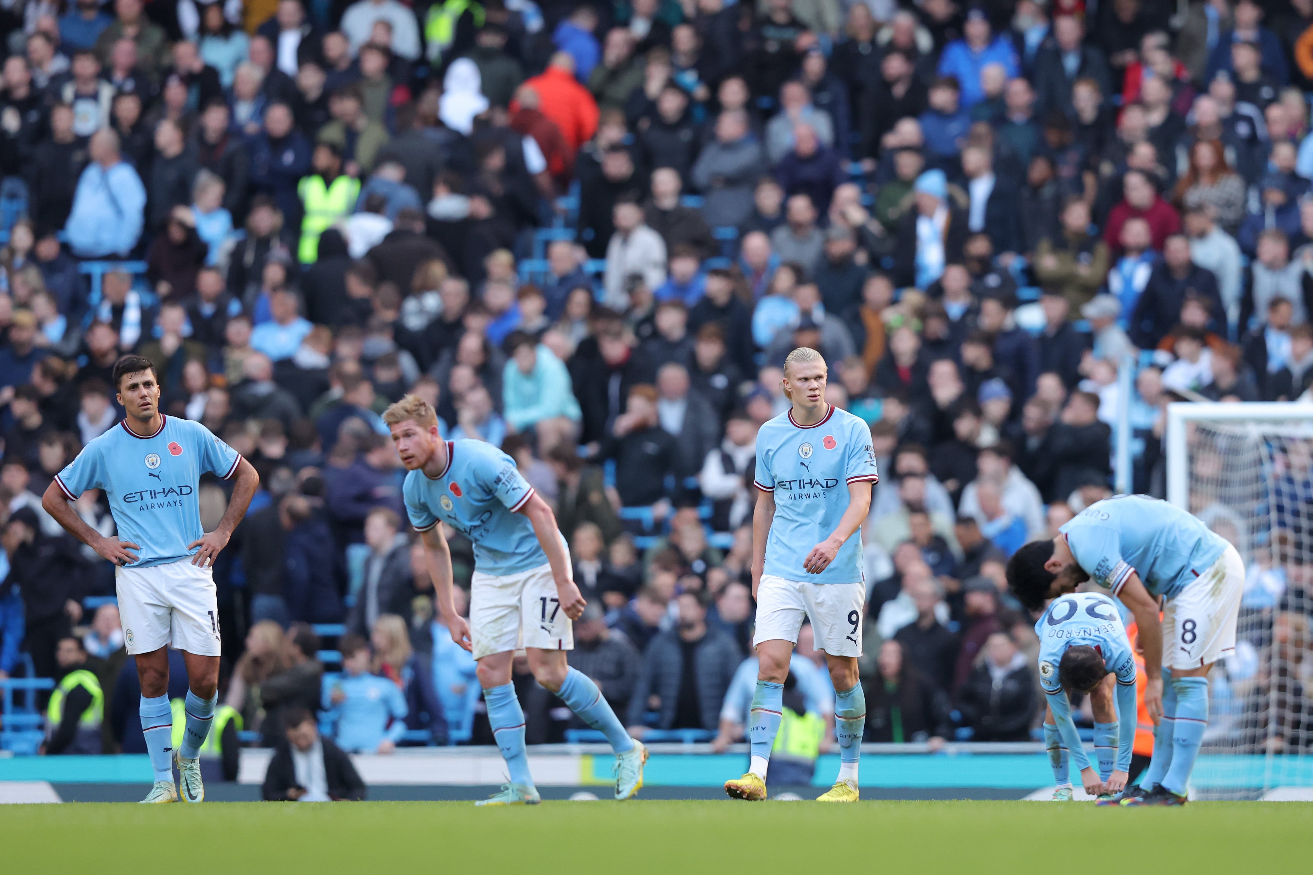 Jugadores del Manchester City tras el segundo gol del Brentford