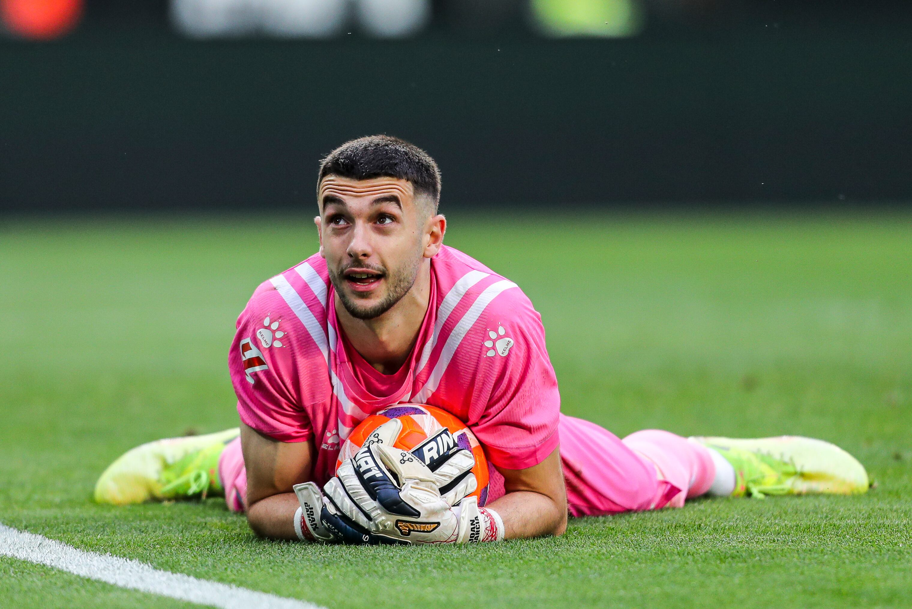 Joan García detiene un balón en el Valencia-Espanyol de LaLiga