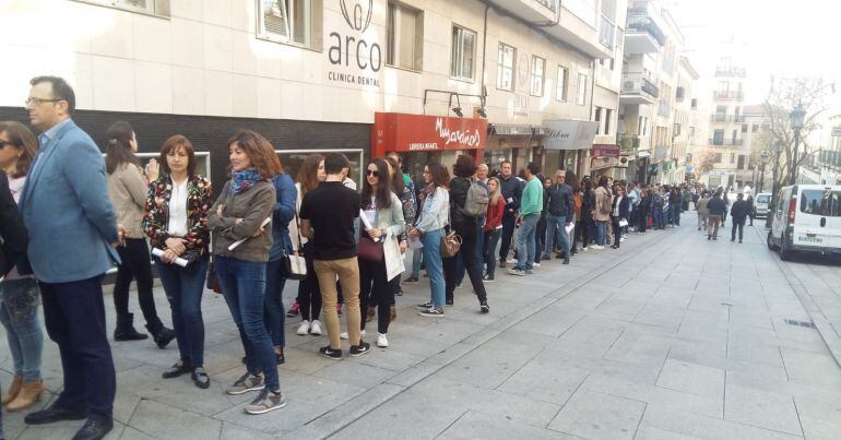 La calle Sol Oriente, repleta de personas esperando al casting para la película de Amenábar