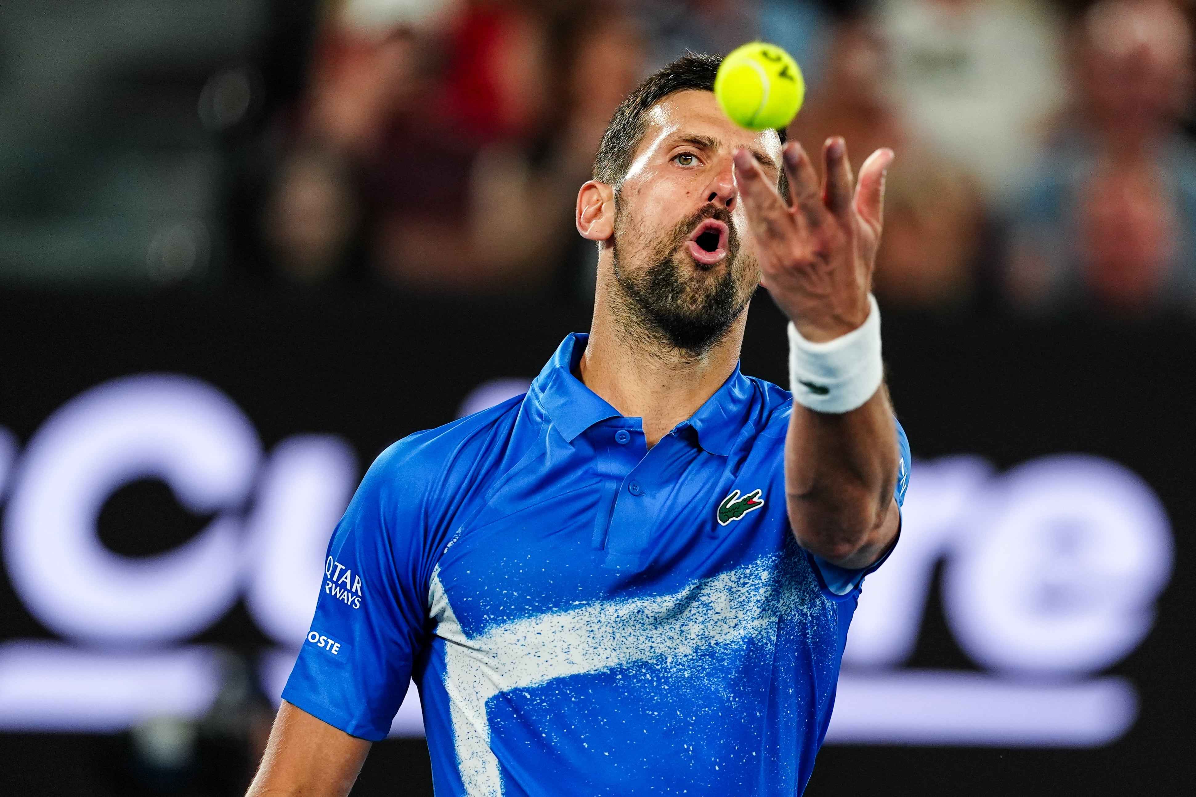 Djokovic saca durante su partido de primera ronda en el Open de Australia