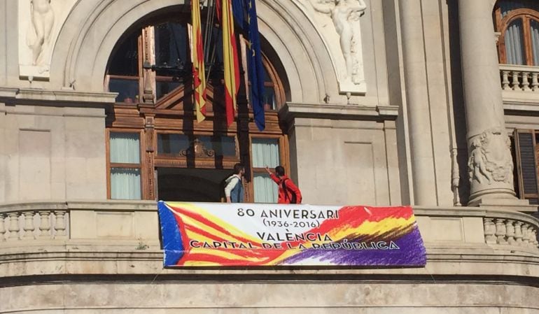 La pancarta en el balcón del Ayuntamiento recordatorio del 80 aniversario de Valencia como capital de la República