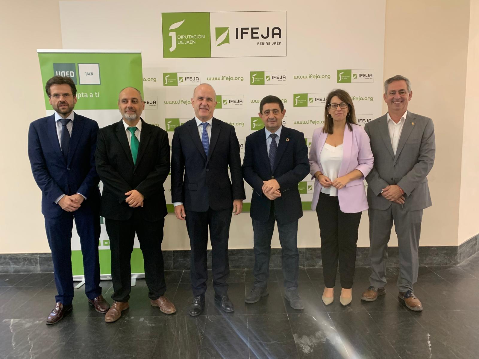 De izqda a dcha, el director adjunto de Caja Rural, Álvaro Martínez; el director de la UNED, Vicente Díaz; el rector, Ricardo Mairal; el presidente de la Diputación, Paco Reyes; la segunda teniente de alcalde de Jaén, África Colomo, y el concejal de Mantenimiento Urbano, Javier Padorno.