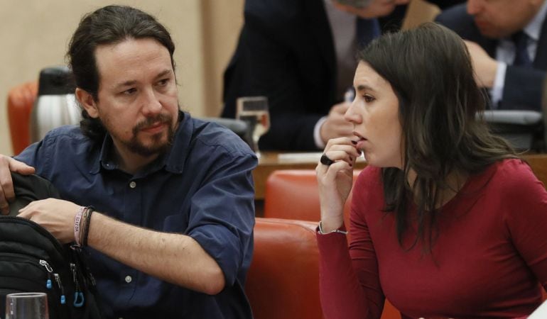 El líder de Unidos Podemos, Pablo Iglesias (i), y la portavoz de esta formación, Irene Montero (d).